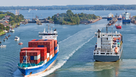 Containerschiffe auf dem Nord-Ostsee-Kanal bei Kiel, Deutschland