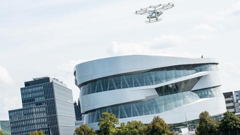 Volocopter über Stuttgart während des Förschungsvorhabens AirTaxiS am Mercedes-Benz Museum