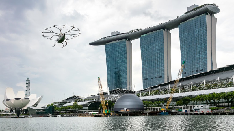 Ein Volocopter 2X über Marina Bay, Singapore