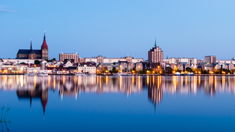 Rostock am Abend, Stadtkulisse spiegelt sich im Wasser