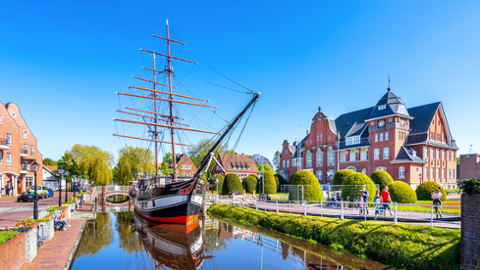 Segelschiff im Gewässer einer Altstadt der Stadt Papenburg in Niedersachsen