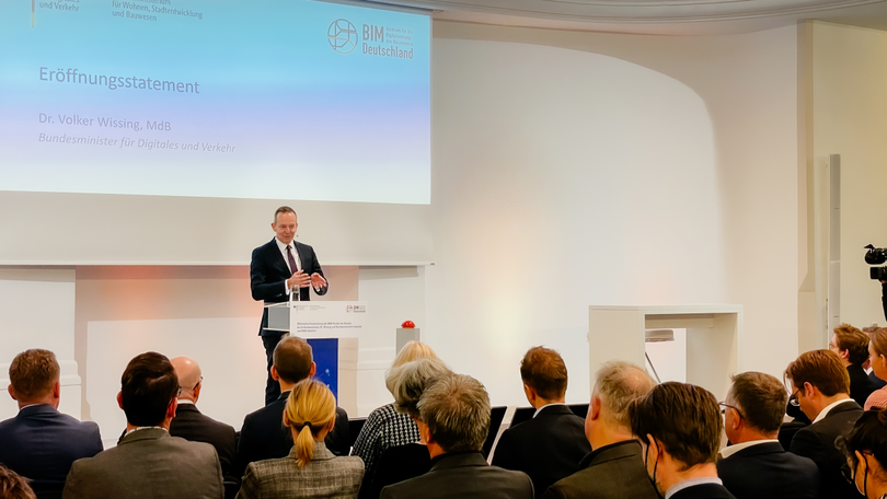 Volker Wissing am Podium gibt das Eröffnungsstatement zum BIM-Portal