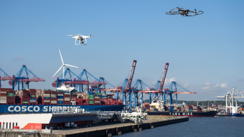 BLU-Space Projektbild - Zwei Drohnen fliegen über den Hamburger Hafen