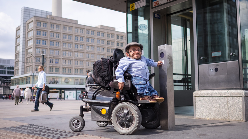 Sozialhelden-Gründer Raul Krauthausen vor dem Aufzug zur UBahn am Alexanderplatz