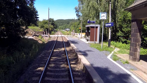 kleiner Bahnhof mit Sicht auf Bahnsteig