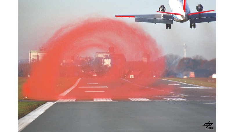 Wirbelschleppe, visualisiert durch roten Rauch