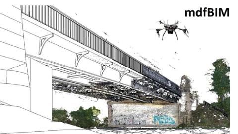 Eine Drohne fliegt neben einer Brücke