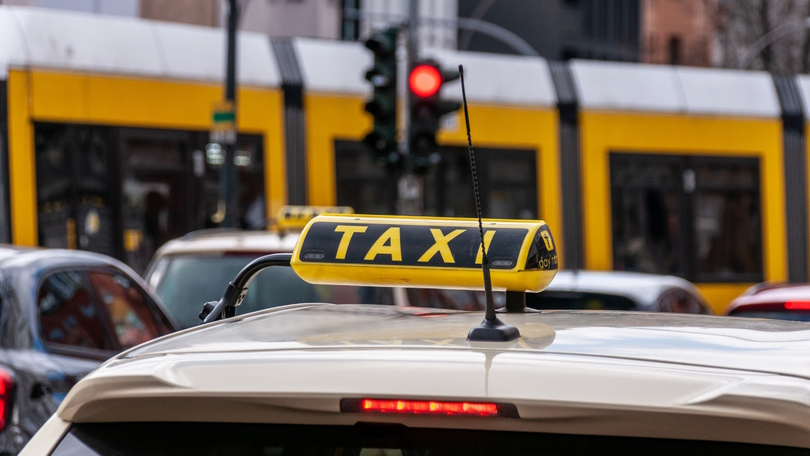 Ein Taxi auf öffentlicher Straße