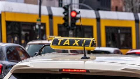 Ein Taxi auf öffentlicher Straße