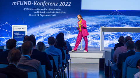 Moderatorin Andrea Thilo auf der Bühne der mFUND Konferenz 2022