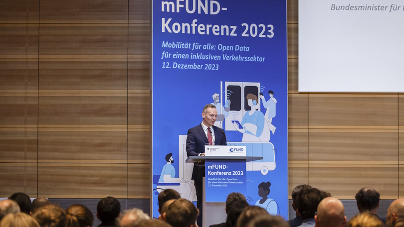 mFUND-Konferenz 2023: Volker Wissing hält auf einer Bühne eine Rede