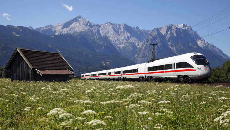 Ein ICE T der Baureihe 411 auf freier Strecke bei Garmisch-Partenkirchen vor der Bergkulisse in den Alpen