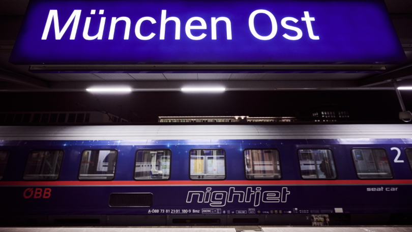 Ein Nightjet am Bahnhof München Ost beim Start der neuen Nachtzugverbindung Wien – München – Paris.