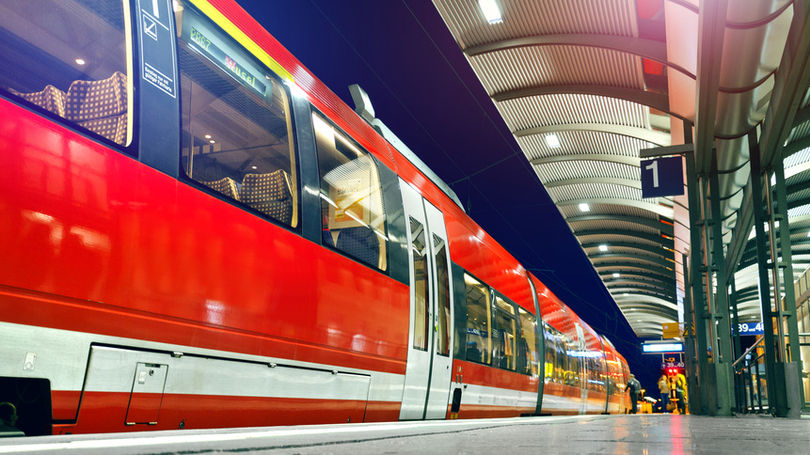 S-Bahn wartet am Bahnsteig