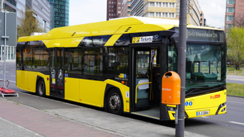 Bundesminister Andreas Scheuer besichtigt Busse mit Elektro-Antrieb für den ÖPNV