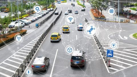 Straße mit digital vernetzen Autos