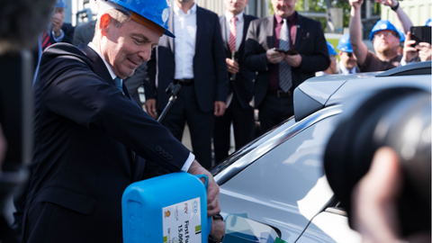 Volker Wissing betankt Auto mit den ersten Litern E-Fuel Benzin