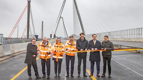 Gruppenfoto mit Oliver Luksic bei der feierlichen Freigabe des ersten Teilbauwerks der Rheinbrücke bei Leverkusen