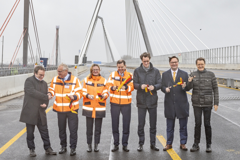 Gruppenfoto mit Oliver Luksic bei der feierlichen Freigabe des ersten Teilbauwerks der Rheinbrücke bei Leverkusen