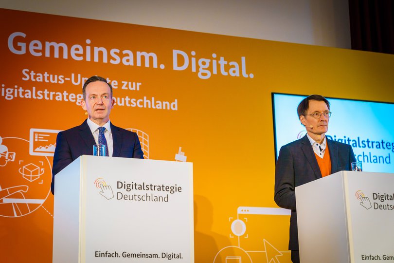Bundesminister Dr. Volker Wissing und Prof. Dr. Karl Lauterbach bei der Veranstaltung zur Digitalstrategie: Einfach. Gemeinsam. Digital.