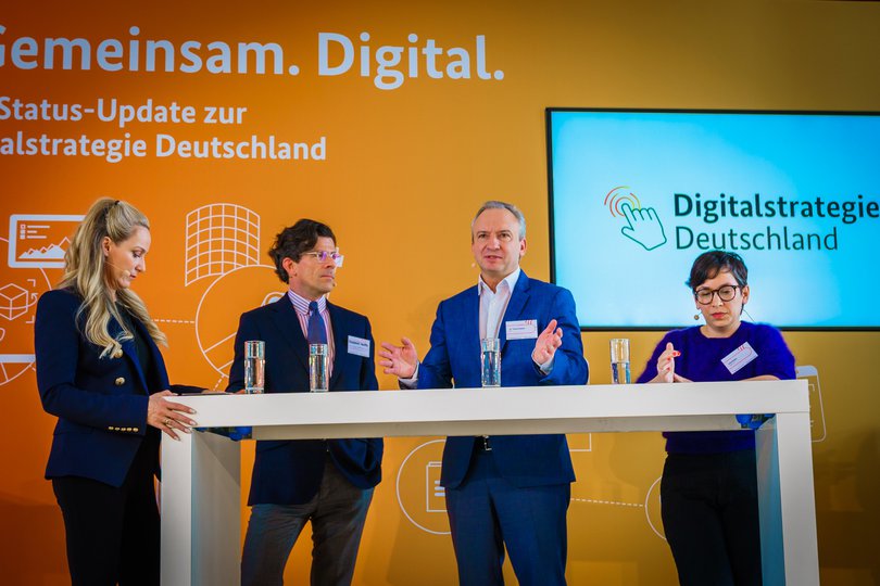 Julia Kloiber, Dr. Thomas Koenen und Frederick Richter bei der Veranstaltung zur Digitalstrategie: Einfach. Gemeinsam. Digital.