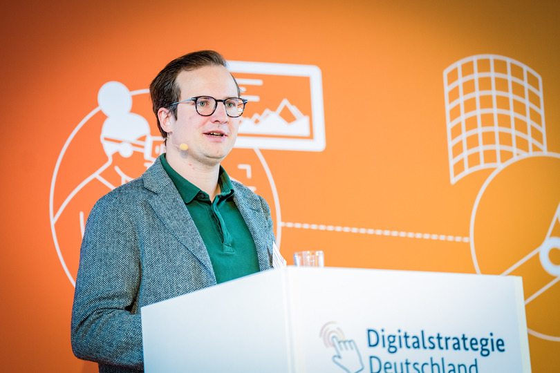 Max Schulze bei der Veranstaltung zur Digitalstrategie: Einfach. Gemeinsam. Digital.