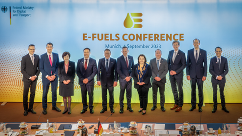Gruppenfoto mit Volker Wissing auf der E-Fuels-Konferenz