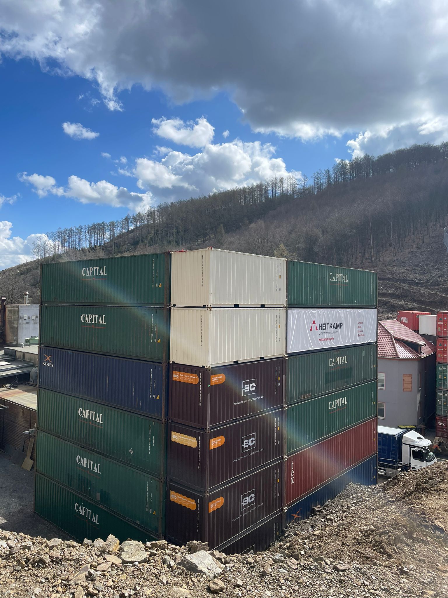 Diverse gestapelte Container auf der Baustelle