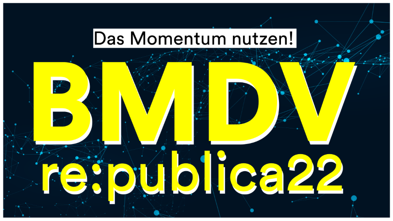 Auf dunkelblauem Hintergund sind hellblaue Lichtpunkte zu sehen. Im Vordergrund ist zu lesen: „Das Momentum nutzen! BMDV re:publica22“