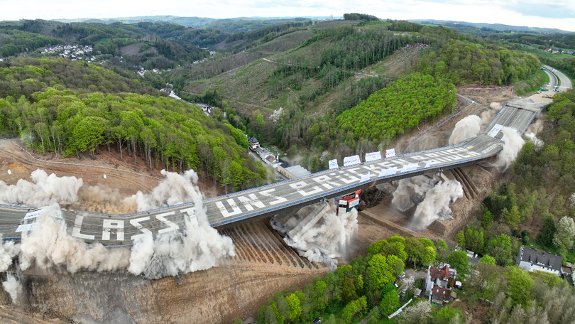 Foto der Sprengung der Talbrücke Rahmede von oben
