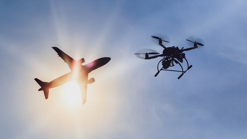 Flugzeug und Drohne am Himmel