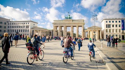 Radfahrer am Brandenburger Tor in Berlin