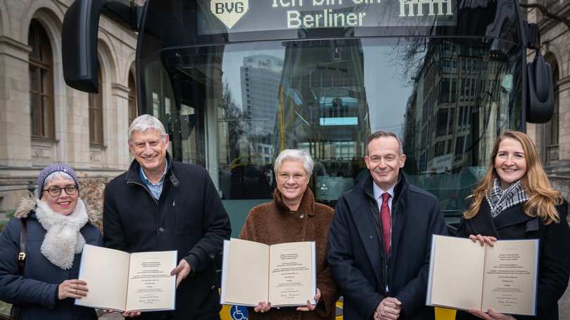 Volker Wissing mit weiteren Personen vor einem klimafreundlichen BVG E-Bus in Berlin