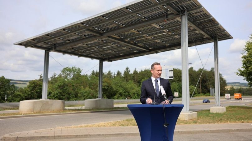 Volker Wissing spricht vor dem Autobahn Solardach an der Rastanlage Hegau-Ost an der A 81