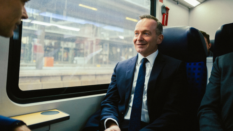 Volker Wissing im Gespräch in einem Zug