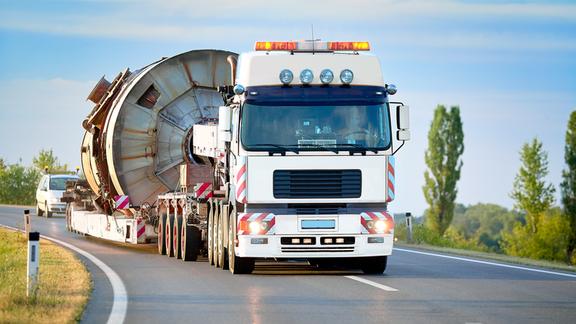 Heavy truck on the road / Lastkraftwagen von vorne