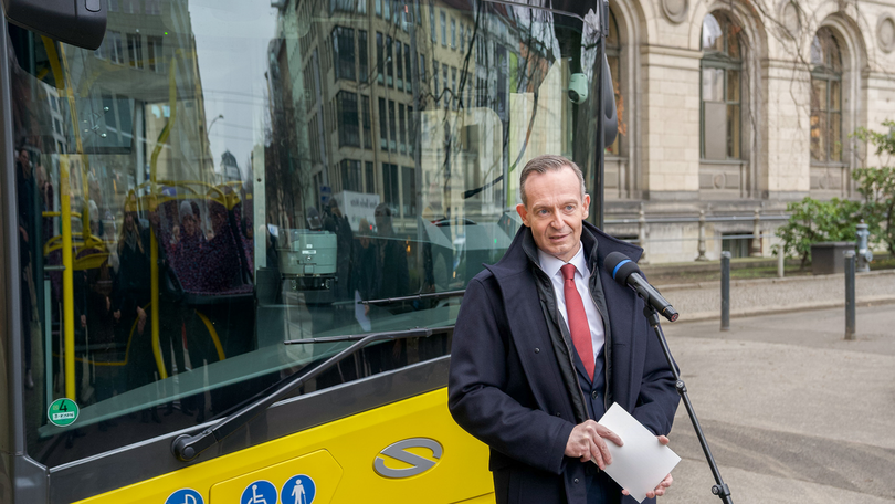Volker Wissing vor einem E-Bus der BVG