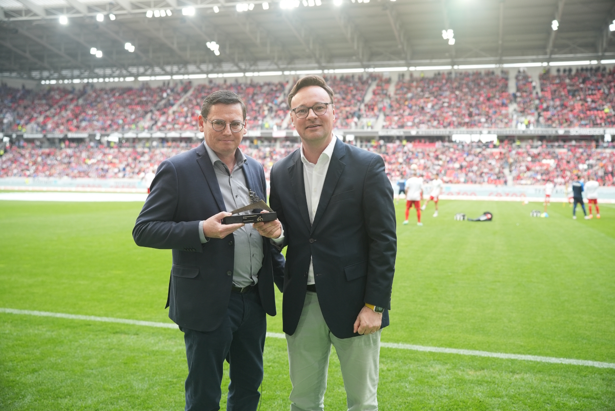 Oliver Luksic übergibt dem SC Freiburg den Deutschen Fahrradpreis