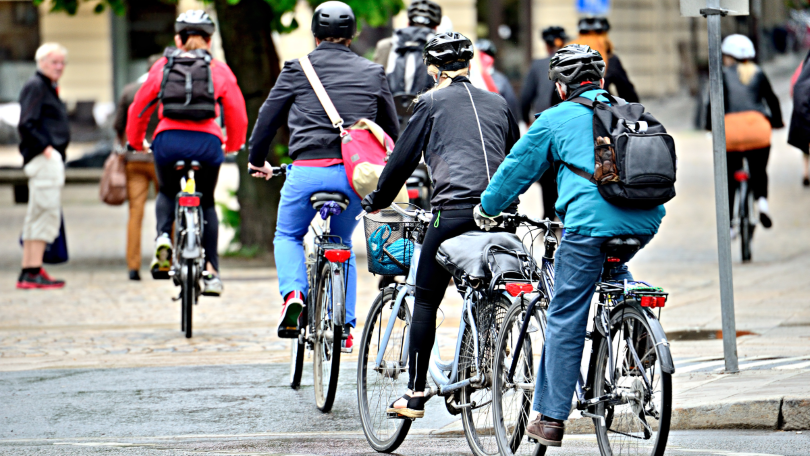 Mehrere Fahrradfahrer/innen fahren auf einer Straße