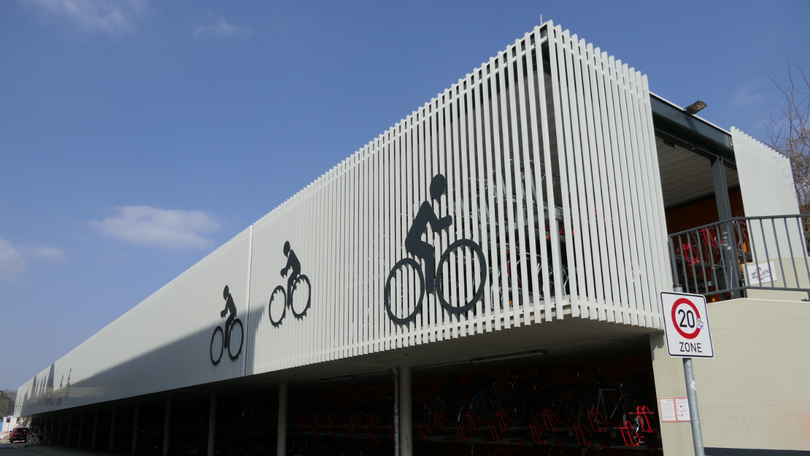 Fahrradparkhaus an Bahnhof