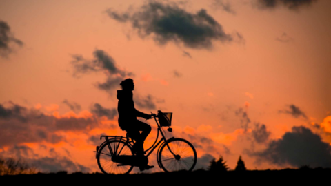 Silhouette eines Radfahrers vor dem Hintergrund eines Sonnenuntergangs