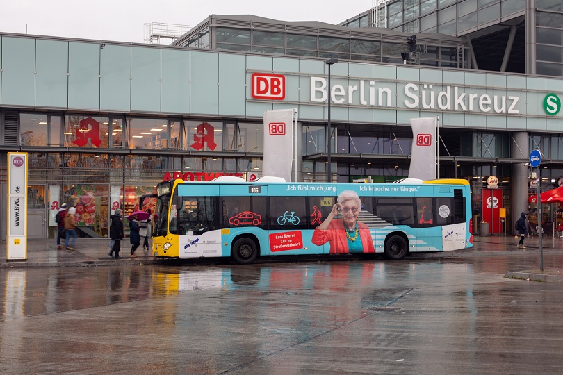 Plakat zum Thema Verkehrssicherheit für Seniorinnen und Senioren