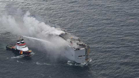 Löschversuche beim Schiffsbrand in der Nordsee