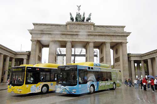Wasserstoffbusse vor dem Brandenburger Tor in Berlin