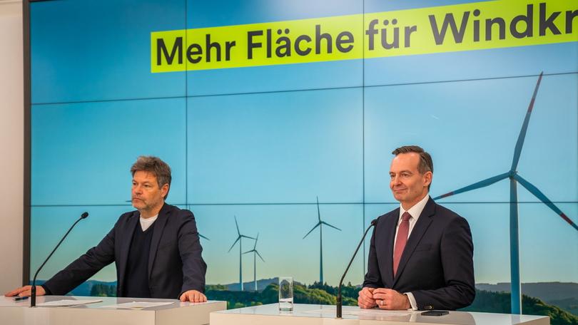 Startbild zum Video: Mehr Fläche für Windenergie an Land – Pressekonferenz von Volker Wissing und Robert Habeck