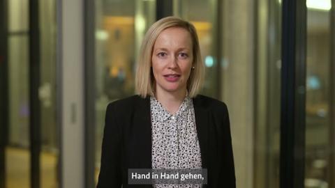Startbild zum Video: Louisa Specht-Riemenschneider antwortet auf 3 schnelle Fragen zur #Digitalstrategie
