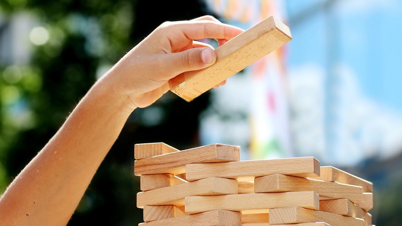 building a tower out of toy blocks (Source: www.helenesouza.com / pixelio.de)