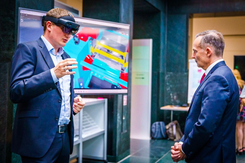 Volker Wissing discusses possible areas of application for immersive technologies with experts